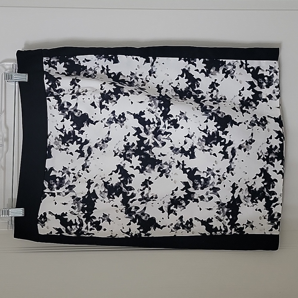 Apt 9 Size 10 Black & White Patterned Pencil Skirt with Black Sides, NWOT